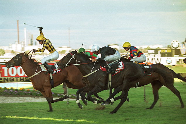 Flying Spur winning the 1995 Golden Slipper. Flying Spur winning the 1995 Golden Slipper.