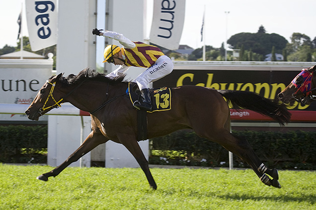 Shoot Out winning the Schweppes Sires' Produce Stks