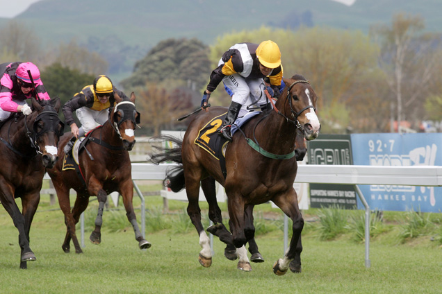 Ginner Hart winning the Little Avondale Per Incanto