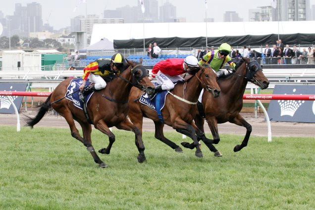 Kirramosa running second in the Crown Oaks