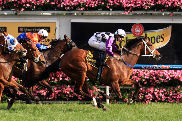 Amicus winning the Schweppes Thousand Guineas