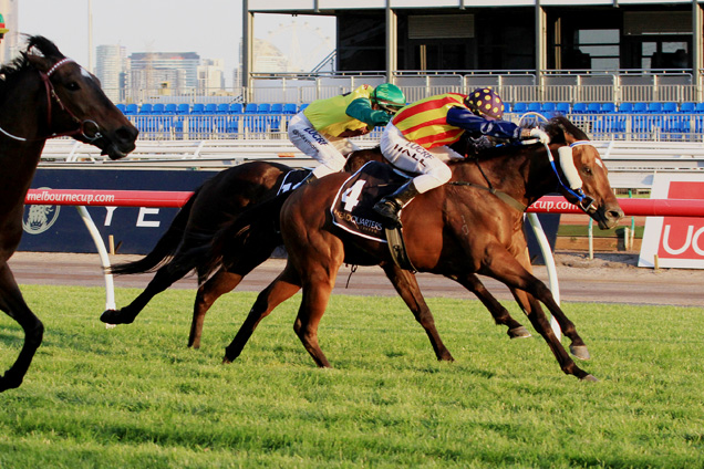 Under The Louvre winning the Headquarters Tavern Stakes