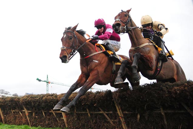 Nichols Canyon(right) winning the Ryanair Hurdle (Grade 1)