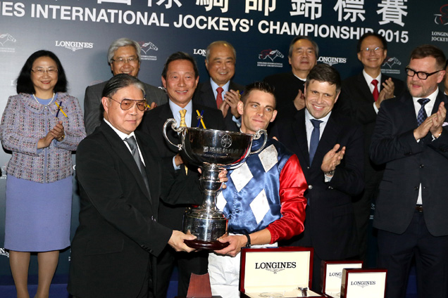 The Hon Timothy Fok Tsun Ting, President of the Sports Federation & Olympic Committee of Hong Kong, China, presents the trophy to Gavin Lerena.