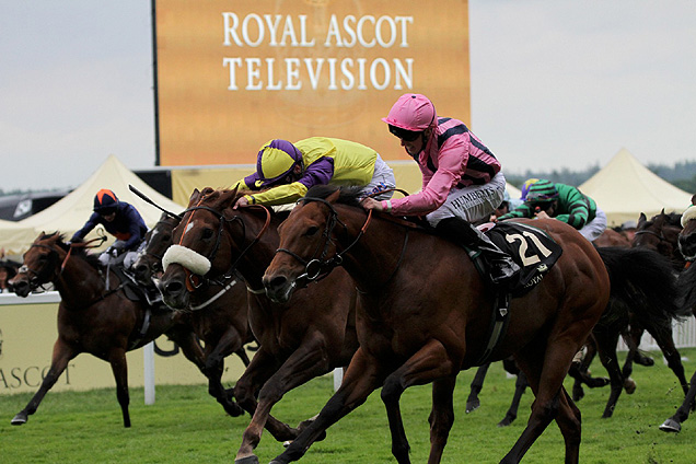 Outback Traveller (pink) winning the Wokingham Stakes (Heritage Handicap)