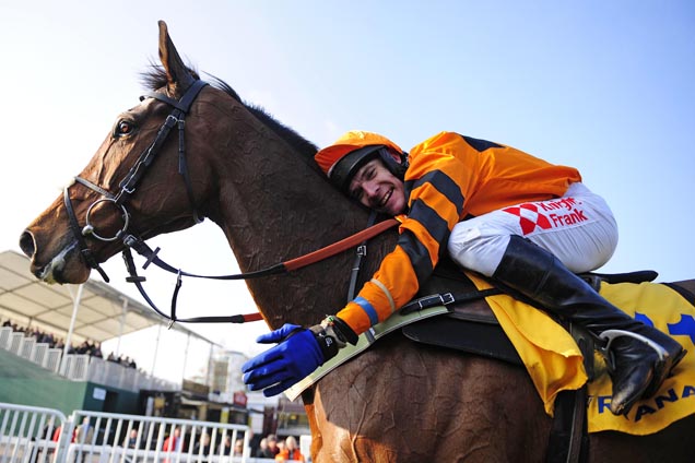 THISTLECRACK and Tom Scudamore win for trainer Colin Tizzard.