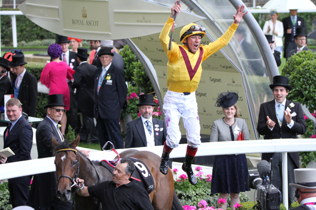 Frankie Dettori does flying dismount from Lady Aurelia