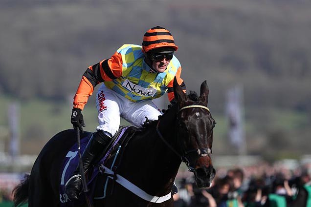 Might Bite winning the RSA Novices' Chase (Grade 1)