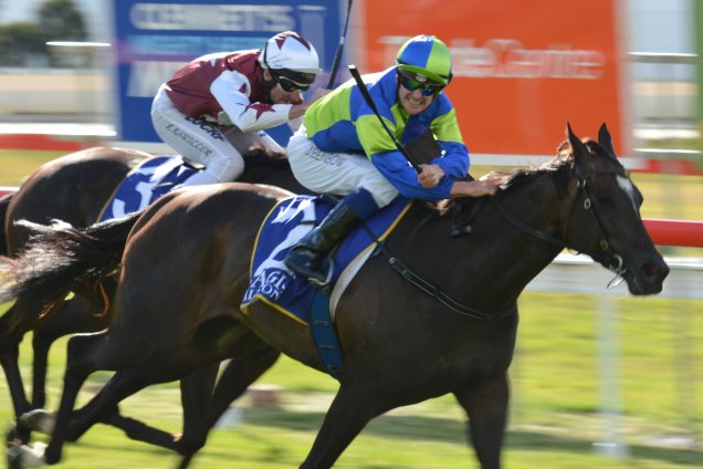 Ocean Embers winning the Bow Mistress