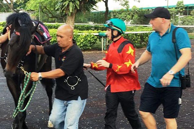 Daniel Meagher about to give Danny Beasley a leg-up aboard Super Tycoon at the Thursday barrier trials.