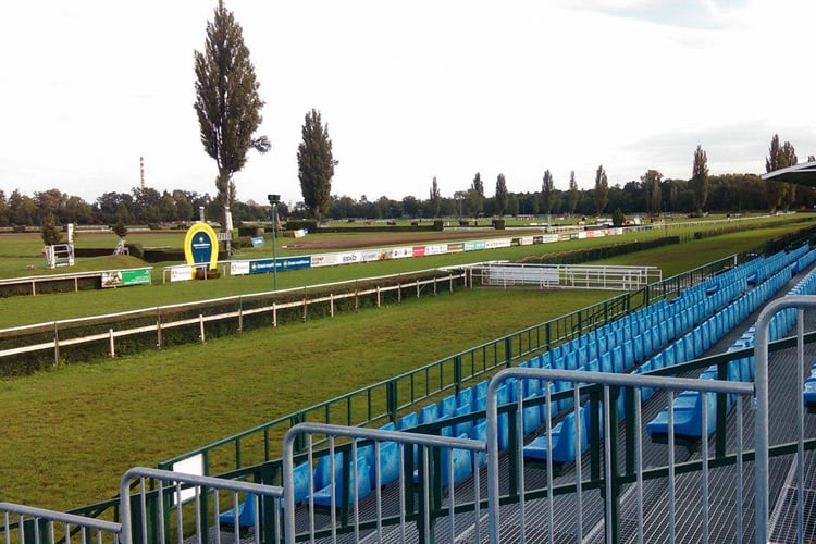 Racecourse : Pardubice (Czech Republic) http://zavodistepardubice.cz/data/filecache/23/21729802_10210029108664247_1714059711_o.jpg