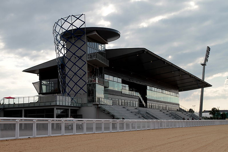 Racecourse : Pornichet (France)
https://en.wikipedia.org/wiki/File:Hippodrome_nouveaux_gradins.JPG
