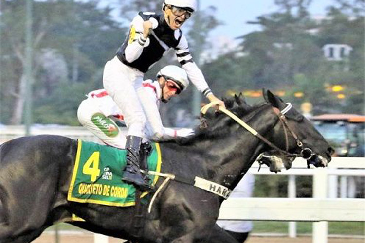 Luan Machado celebrates his Grade 1 Grande Premio Brasil triumph on Quartero De Cordas in Rio de Janeiro last June.