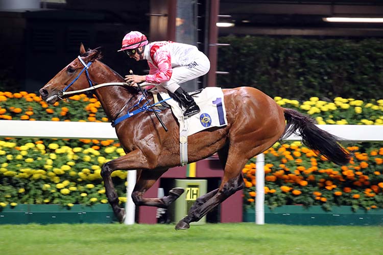 Zac Purton guides Fearless Fire to victory at Happy Valley.