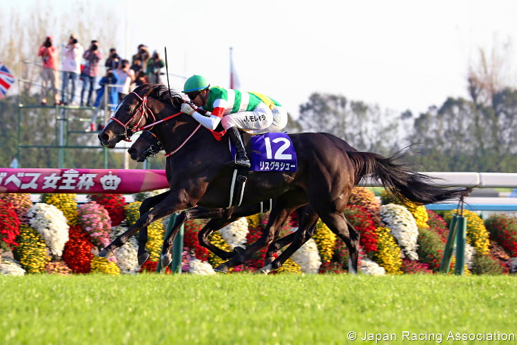 LYS GRACIEUX winning the Queen Elizabeth II Cup at Kyoto in Japan.