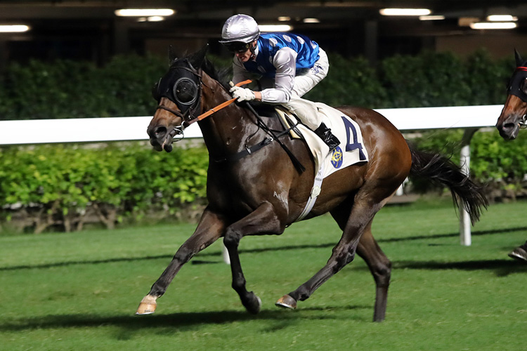 Right Honourable winning the Sheung Tak Hcp (C4) Right Honourable winning the Sheung Tak Hcp (C4)