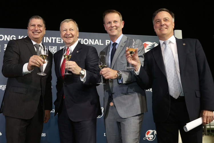 Club CEO Winfried Engelbrecht-Bresges (2nd left) and top executives drink a champagne toast to celebrate another successful LONGINES Hong Kong International Races.