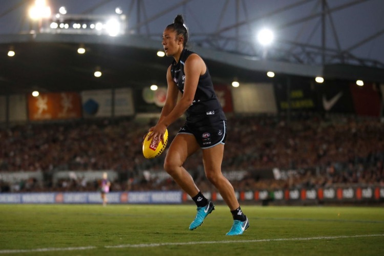 DARCY VESCIO of the Blues in action during the AFLW match between the Carlton Blues and the Collingwood Magpies at IP in Melbourne, Australia.