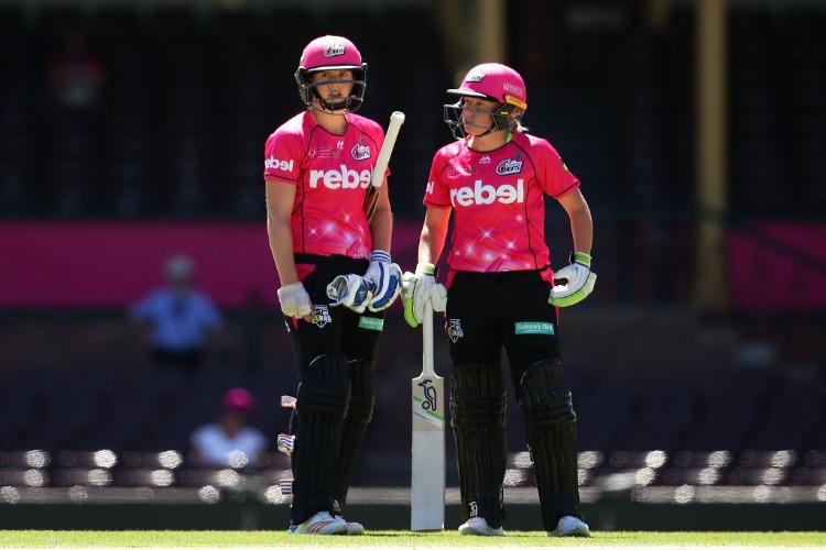 ELLYSE PERRY and ALYSSA HEALY of the Sixers talk between overs during the Women's Big Bash League match between the Sydney Sixers and the Brisbane Heat at SCG in Sydney, Australia. ELLYSE PERRY and ALYSSA HEALY of the Sixers talk between overs during the Women's Big Bash League match between the Sydney Sixers and the Brisbane Heat at SCG in Sydney, Australia.