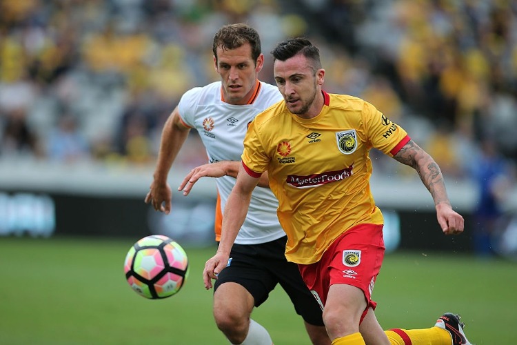 ROY O'DONOVAN of the Mariners contests the ball with Luke De Vere of the Roar during the A-League match between the Central Coast Mariners and Brisbane Roar at Central Coast Stadium in Gosford, Australia.