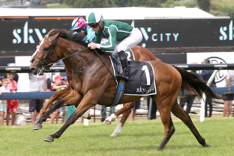 Jennifer Eccles winning the Skycity Eight Carat Classic