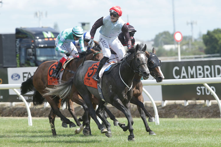 On The Rocks winning the Herbie Dyke Stakes