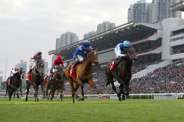 Pride (blue with white stars) wins the 2006 Hong Kong Cup.