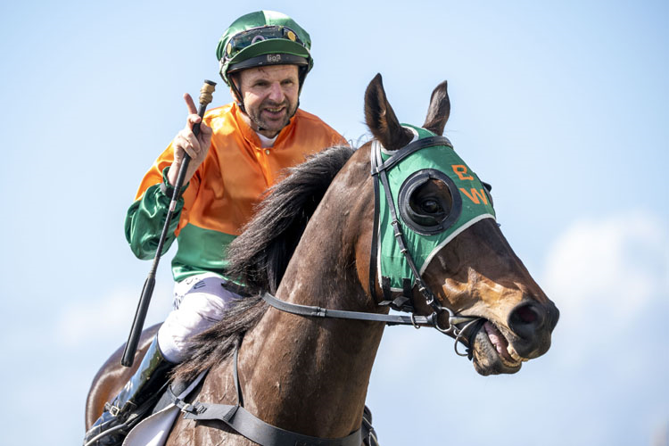 Jockey Larry Cassidy.