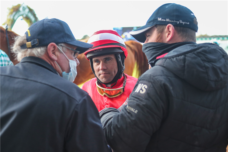 Lee Callaway speaks to Michael (left) and Matthew Pitman after winning aboard Turncoat at Riccarton

