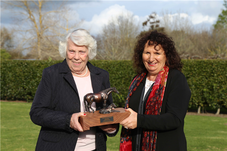 NZTBA councillor Michelle Saba (right) presents Marie Leicester with the Arion Pedigrees Eight Carat New Zealand Broodmare of the Year trophy.