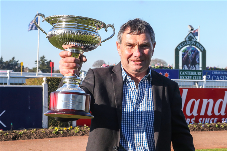 Trainer Ken Rae celebrates with the trophy for the Gr.3 Winning Edge Presentations Winter Cup (1600m)