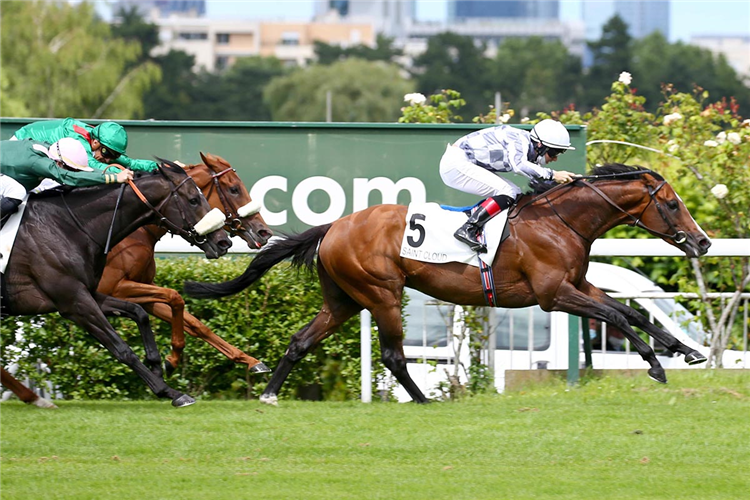 BROOME winning the Grand Prix de Saint Cloud.