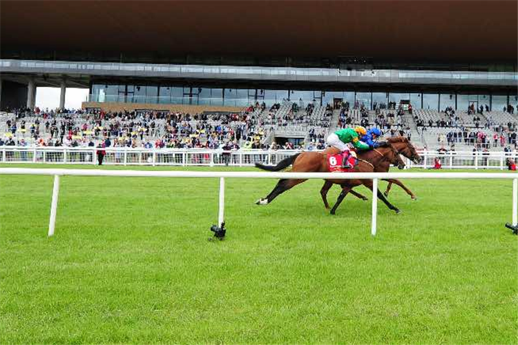 HURRICANE LANE (far side) winning the Dubai Duty Free Irish Derby (Group 1)