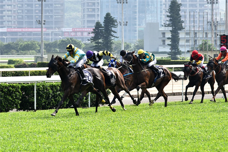 LUCKY DOUBLE winning the THE AP LEI CHAU