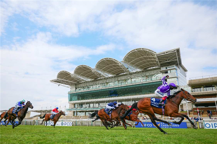 MOTHER EARTH winning the Qipco 1000 Guineas Stakes (Fillies' Group 1)