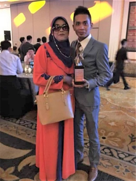 Shafiq Rizuan with his mother at the 2015 Singapore Racing Awards