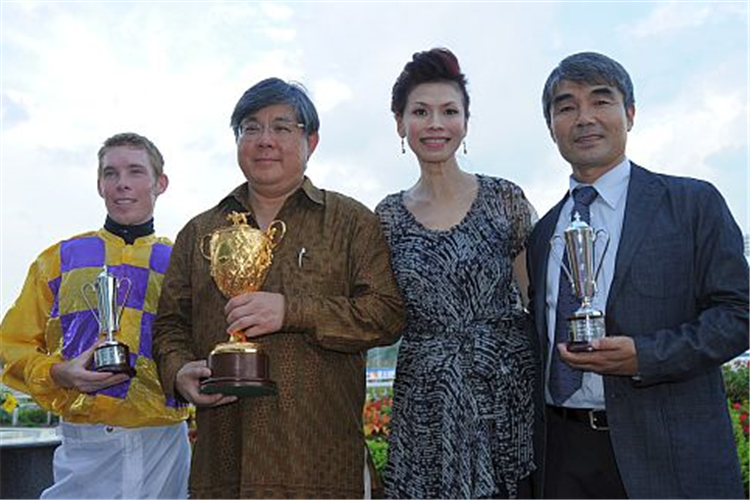 Owner Dr Tan Kai Chah (second from left) receiving the trophy for Jolie's Shinju's win in the Singapore Derby Trial in 2009.