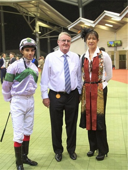 Chihiro Iizuka and Joao Moreira next to Laurie Laxon at the pre-race parade at Kranji