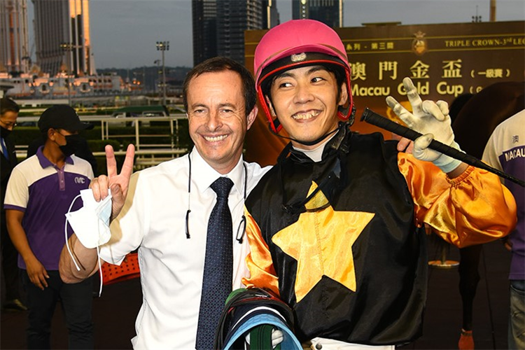 Trainer Wayne Smith and Shogo Nakano