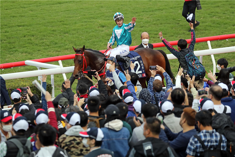 James McDonald waves to the crowd, after ROMANTIC WARRIOR winning the THE LONGINES HONG KONG CUP