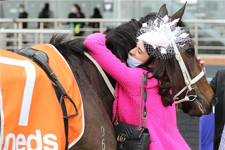 Sierra Sue with co-trainer Natalie Young after her win in the Gr.1 Sir Rupert Clarke Stakes (1400m).
