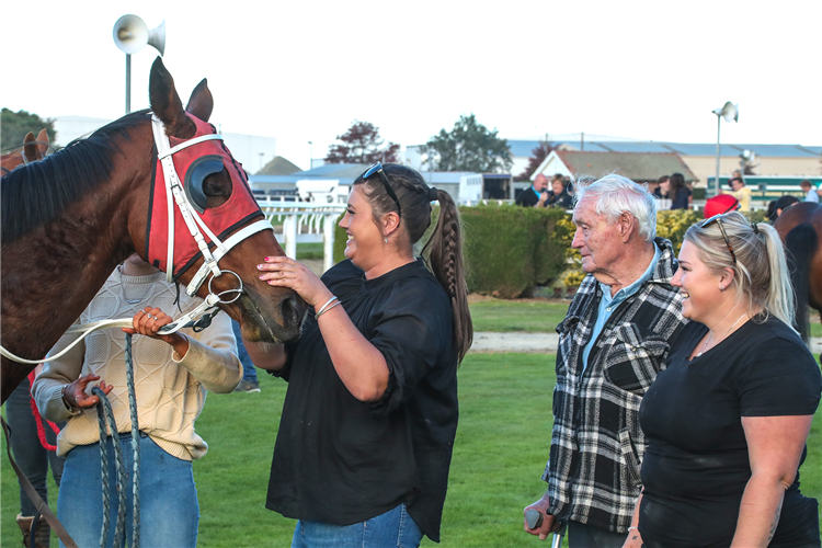 Veteran Timaru trainer Len Stewart (centre) will be well represented at the Waimate Cup meeting on Sunday.
