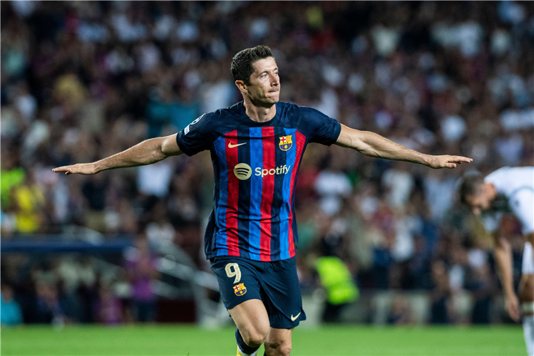 Robert Lewandowski in action for Barcelona