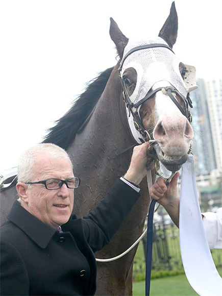 练马师米克·普赖斯和「我是雷电」在胜出戴花锦标赛后