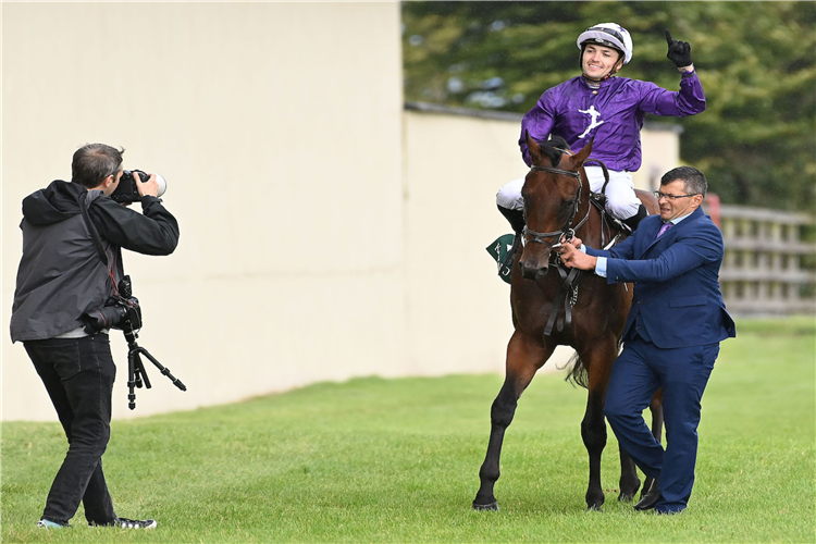 BUCANERO FUERTE winning the Keeneland Phoenix Stakes (Group 1) (No Geldings).