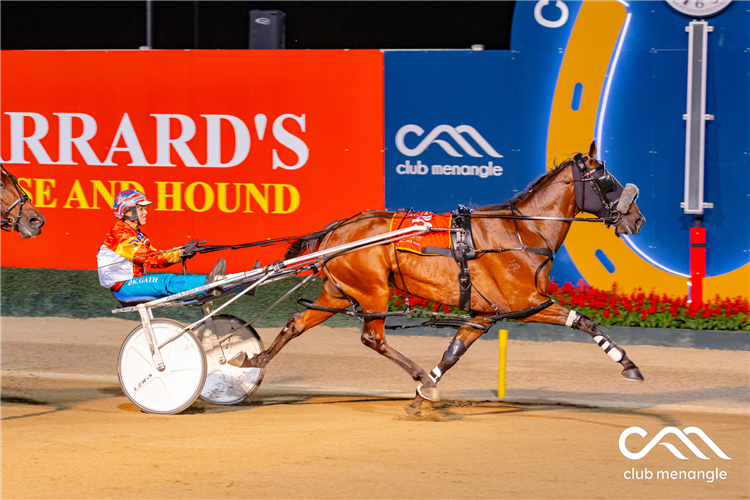 CATCH A WAVE winning the GARRARDS MIRACLE MILE (GRAND CIRCUIT EVENT)
