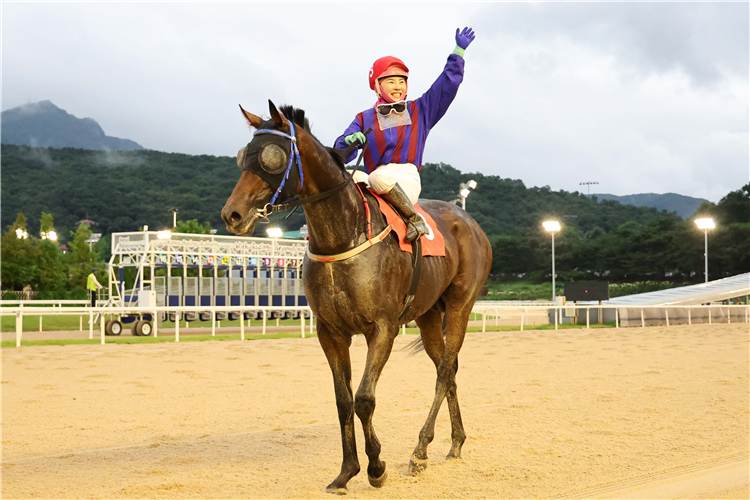 GLOBAL HIT winning the Class Open Special Weight A