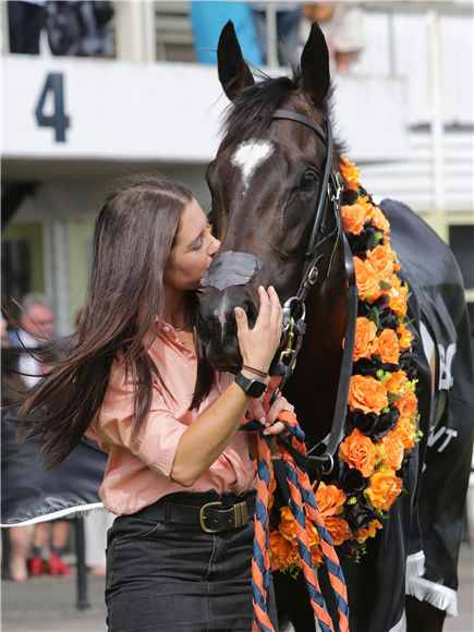 Strapper Laura Macnab showers Imperatriz with plenty of love after her stunning Te Rapa victory