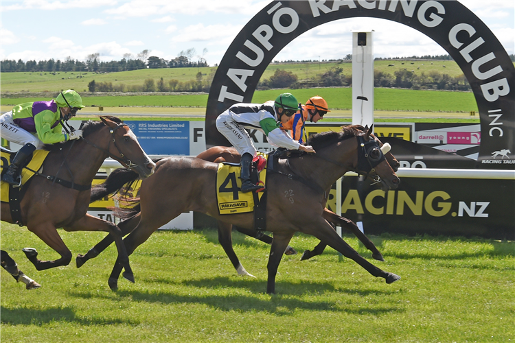 LAUDING winning the BECOME A SIGN SUPPORTERS @ TAUPO