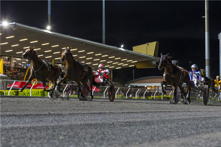OLLIVICI (outside) winning heat four of the ID23 Trotters Championship at Albion Park.